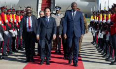 Cette photo de presse, prise et diffusée le 2 mai 2026 par le Bureau présidentiel de Taïwan, montre le président taïwanais Lai Ching-te (au centre) accueilli par le Premier ministre d'Eswatini, Russell Mmiso Dlamini (au centre-droite), à son arrivée à Eswatini, à l'aéroport international King Mswati III de Sikhuphe. Le président taïwanais Lai Ching-te a annoncé le 2 mai 2026 son arrivée en Eswatini, seul allié diplomatique de Taipei en Afrique, après l'annulation d'un précédent voyage suite au retrait des autorisations de survol par plusieurs pays. ( Taiwan Presidential Office / Handout )