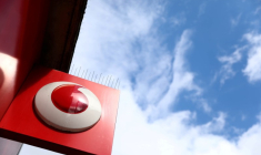 Une enseigne sur un magasin Vodafone à Londres