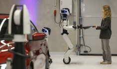 AEON, un robot humanoïde créé par l’entreprise Hexagon, remet une pièce destinée à une voiture alors qu’il est présenté par le consructeur automobile BMW à Munich (Allemagne), le 27 février 2026 ( AFP / Michaela STACHE )