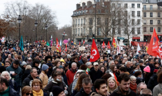 Des manifestants participent à une marche contre le projet de réforme des retraites