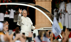 Le pape Léon XIV salue la foule de fidèles à son arrivée en papamobile pour célébrer une messe à la cathédrale Saint-Étienne de Metz, le 28 septembre 2026 en Moselle ( POOL / SEBASTIEN BOZON )