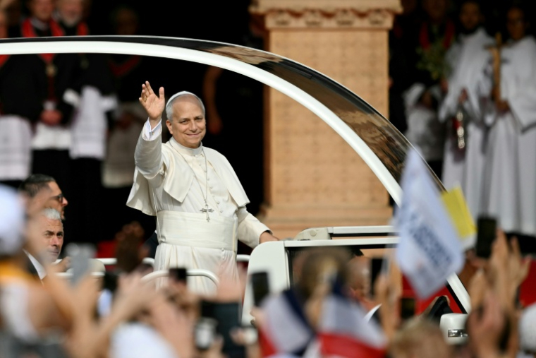 Le pape Léon XIV salue la foule de fidèles à son arrivée en papamobile pour célébrer une messe à la cathédrale Saint-Étienne de Metz, le 28 septembre 2026 en Moselle ( POOL / SEBASTIEN BOZON )