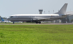 Un avion transportant des migrants vénézuéliens emprisonnés au Salvador roule sur la piste avant de partir en direction du Venezuela, sur le tarmac de l'aéroport international San Oscar Romero à San Luis Talpa, au Salvador, le 18 juillet 2025 ( AFP / MARVIN RECINOS )