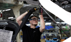Un employé travaille sur la chaîne de montage de la Yaris Cross à l'usine Toyota à Onnaing