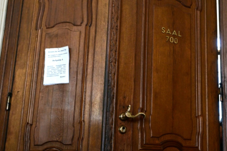 La porte de la salle d'audience avant le début du procès d'un médecin spécialisé en soins palliatifs, soupçonné d'avoir tué 15 patients à l'aide d'injections létales, au tribunal régional de Berlin, le 14 juillet 2025 ( AFP / Tobias Schwarz )