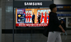 Un écran de télévision dans une gare ferroviaire de Gyeongju, le 1er novembre 2025, diffuse un journal télévisé montrant le président sud-coréen Lee Jae Myung et le président chinois Xi Jinping lors d'une cérémonie de bienvenue dans le cadre du sommet de la Coopération économique Asie-Pacifique (APEC)A television screen at a train station in Gyeongju on November 1, 2025 shows a news broadcast of South Korea's President Lee Jae Myung with China's President Xi Jinping during a welcoming ceremony as part of the Asia-Pacific Economic Cooperation (APEC) Summit.  ( AFP / ANTHONY WALLACE )