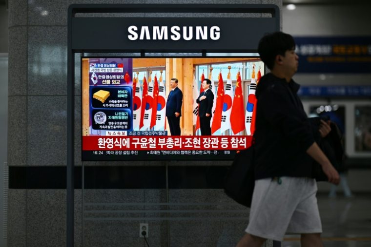 Un écran de télévision dans une gare ferroviaire de Gyeongju, le 1er novembre 2025, diffuse un journal télévisé montrant le président sud-coréen Lee Jae Myung et le président chinois Xi Jinping lors d'une cérémonie de bienvenue dans le cadre du sommet de la Coopération économique Asie-Pacifique (APEC)A television screen at a train station in Gyeongju on November 1, 2025 shows a news broadcast of South Korea's President Lee Jae Myung with China's President Xi Jinping during a welcoming ceremony as part of the Asia-Pacific Economic Cooperation (APEC) Summit.  ( AFP / ANTHONY WALLACE )