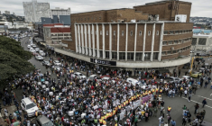 Vue aérienne d'une manifestation du mouvement "March and March" marquant une date butoir non officielle pour le départ d'étrangers en situation irrégulière, le 30 juin 2026 à Durban, en Afrique du Sud ( AFP / MARCO LONGARI )