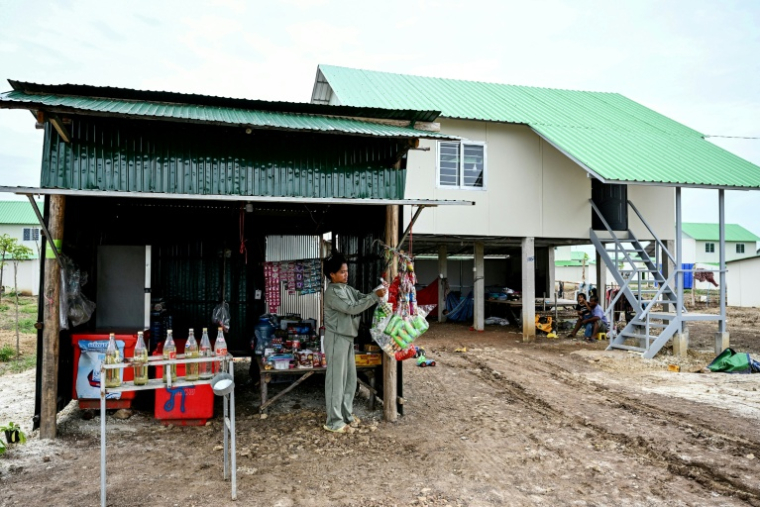 TKun Sytha, une habitante déplacée, devant son épicerie au sein d'un "village d'attente" du district de Svay Chek, dans la province de Banteay Meanchey, le 24 août 2026 au Camebodge ( AFP / TANG CHHIN Sothy )