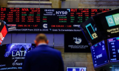 Un écran affiche des informations boursières après l'ouverture de la Bourse de New York (NYSE) à New York.