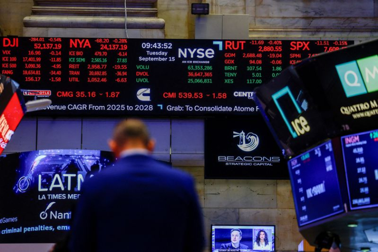 Un écran affiche des informations boursières après l'ouverture de la Bourse de New York (NYSE) à New York.