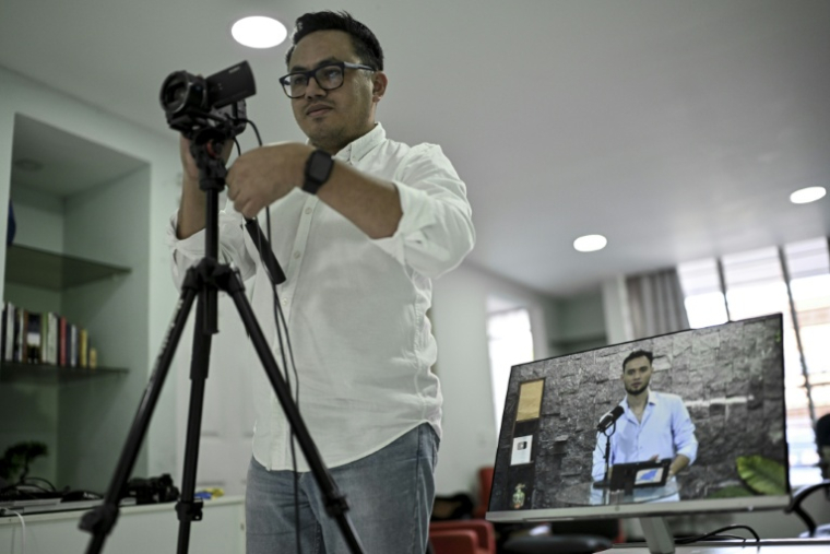 Le journaliste nicaraguayen exilé Gerall Chavez se prépare à enregistrer un nouveau programme pour YouTube à San Jose le 10 mai 2026 ( AFP / MARTIN BERNETTI )
