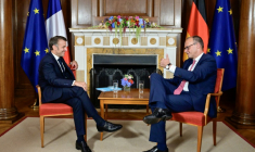 Le chancelier allemand Friedrich Merz et le président Emmanuel Macron s'entretiennent dans la bibliothèque de la Villa Borsig, maison d'hôtes du ministère allemand des Affaires étrangères, à Berlin, le 23 juillet 2025 ( POOL / John MACDOUGALL )