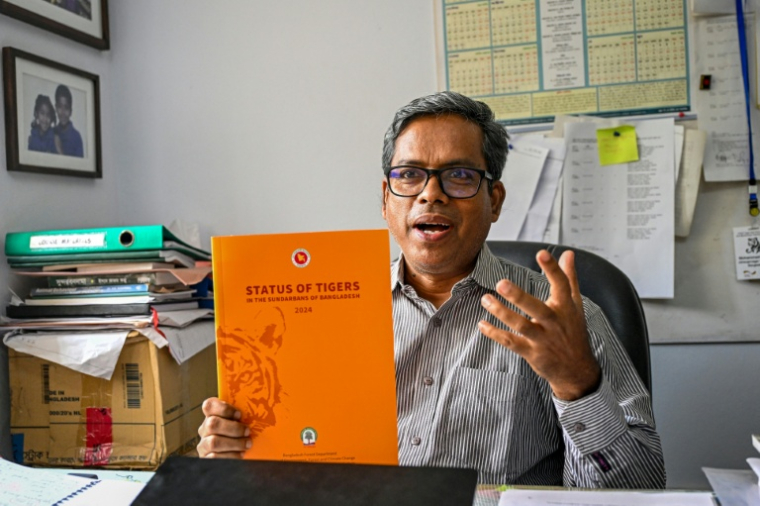 Le professeur de zoologie Mohammad Abdul Aziz lors d'un entretien avec l'AFP à l'université Jahangirnagar de Savar, au Bangladesh, le 6 avril 2026 ( AFP / Munir UZ ZAMAN )