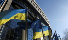 Les drapeaux de l'Union européenne et de l'Ukraine flottent devant le bâtiment du Parlement européen, à Bruxelles