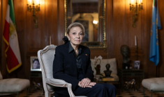 La veuve de l'ex-chah d'Iran, Farah Pahlavi, chez elle à Paris le 20 janvier 2026 ( AFP / JOEL SAGET )