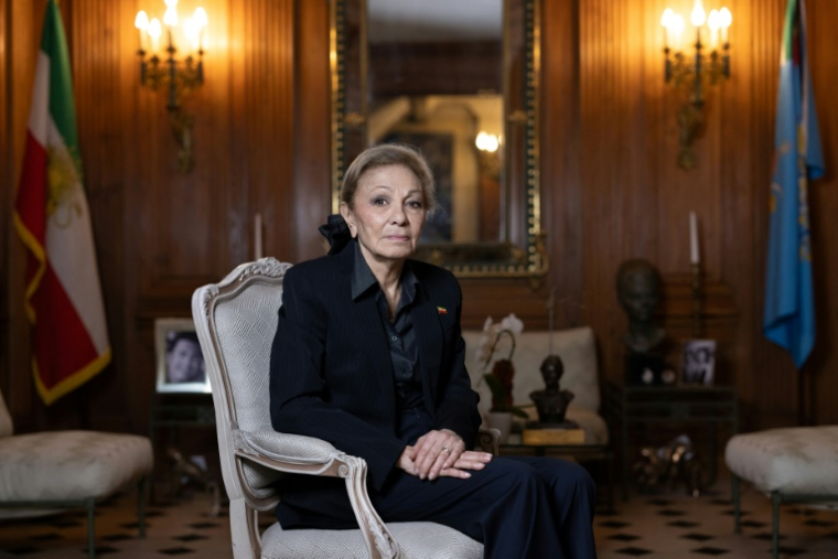 La veuve de l'ex-chah d'Iran, Farah Pahlavi, chez elle à Paris le 20 janvier 2026 ( AFP / JOEL SAGET )
