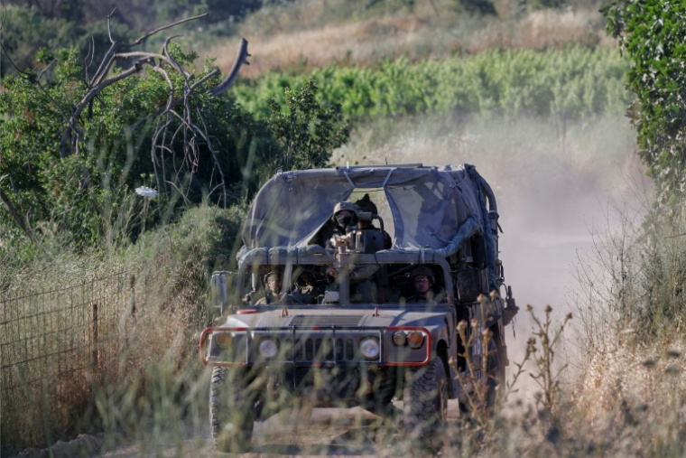 Des soldats israéliens à bor d'un véhicule Humvee patrouille ntle long de la route nord, en Haute Galilée, à la frontière libanaise, le 9 juin 2026 ( AFP / Jalaa MAREY )