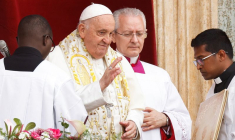 Le pape François délivre son message "Urbi et Orbi" sur la place Saint-Pierre