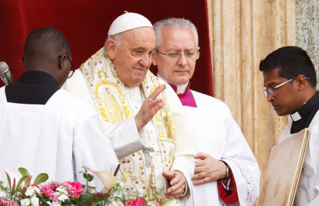 Le pape François délivre son message "Urbi et Orbi" sur la place Saint-Pierre