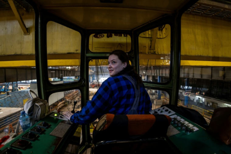 Nadia Bogomal, une grutière de 37 ans, pose dans sa cabine dans les chantiers navals de Gdansk, le 6 mars 2026 ( AFP / Wojtek RADWANSKI )