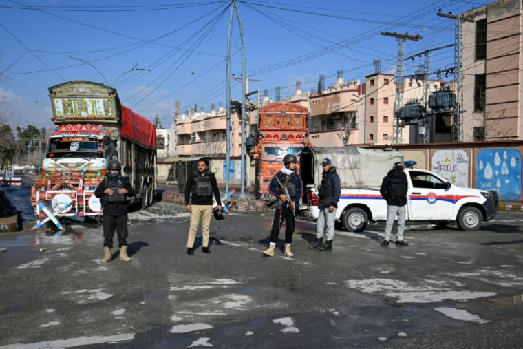 Les forces de sécurité pakistanaises bouclent le 1er février 2026 un quartier à Quetta, la capitale de la province du Baloutchistan, au lendemain d'assauts coordonnés très meurtriers de séparatistes ( AFP / Banaras KHAN )