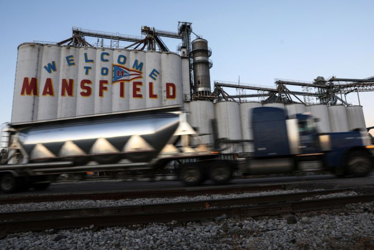 Un semi-remorque passe devant un site industriel à Mansfield, dans l'Ohio