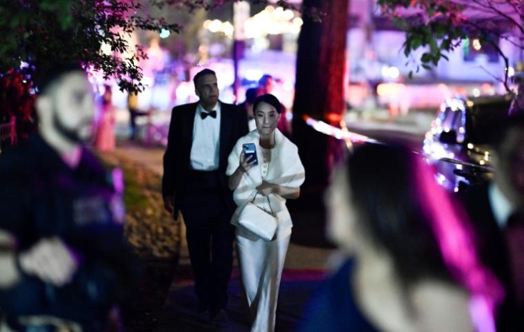 Des invités quittent le gala de la presse à l'hôtel Hilton de Washington le 25 avril 2026 ( AFP / Kent NISHIMURA )