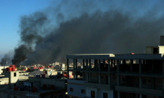 De la fumée noire s'élève au-dessus des bâtiments dans la ville de Soueida, dans le sud de la Syrie, aprè des affrontements communautaires, le 19 juillet 2025 ( AFP / Shadi AL-DUBAISI )