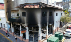 Un commerce incendié à Puerto Vallarta, au Mexique, le 24 février 2026 ( AFP / Alfredo ESTRELLA )