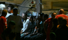 Des migrants arrivés à l'île italienne de Lampedusa, le 14 août 2025 ( AFP / Stefano Rellandini )