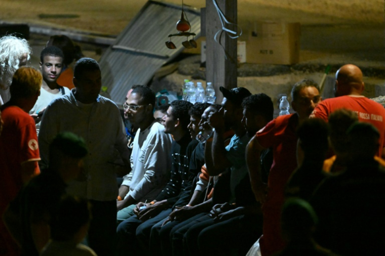 Des migrants arrivés à l'île italienne de Lampedusa, le 14 août 2025 ( AFP / Stefano Rellandini )