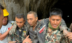 Photo prise et diffusée le 5 septembre 2026 via la page Facebook de l'armée népalaise, montre des agents de sécurité transportant un ressortissant chinois (2e à droite) secouru dans le tunnel d'un chantier hydroélectrique, dans le district de Rasuwa au Népal ( Nepal Army Facebook Page / Handout )