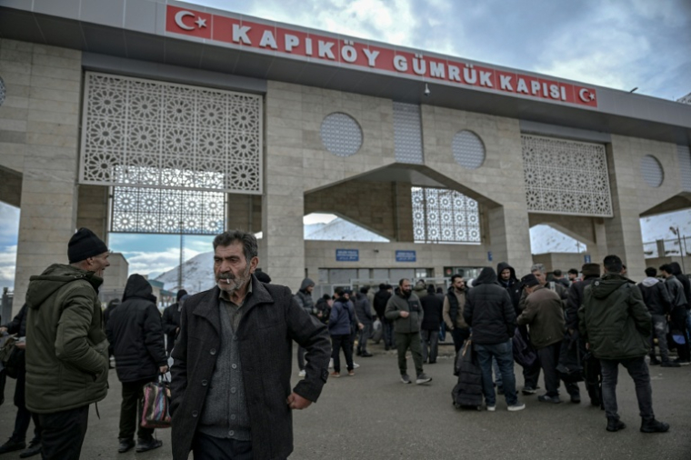 Des Iraniens viennent de passer le principal poste-frontière entre l'Iran et la Turquie à Kapiköy, dans l'est de la Turquie, le 31 janvier 2026 ( AFP / Ozan KOSE )