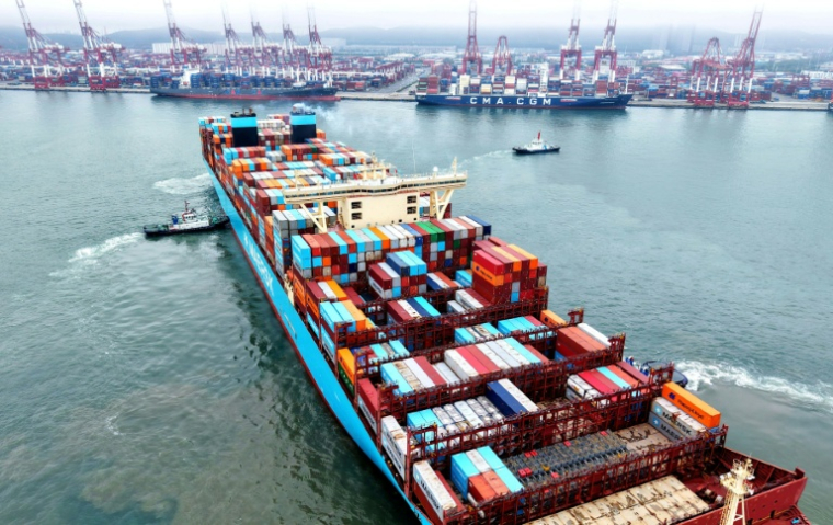 Un porte-conteneurs arrive au port de Qingdao, dans la province du Shandong, dans l'est de la Chine, le 26 mai 2026 ( CN-STR / - )