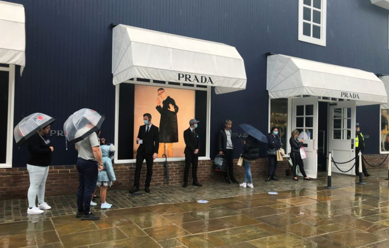 PRADA ANNONCE UN REBOND DES VENTES EN ASIE MALGRÉ UNE BAISSE AU 1ER SEMESTRE