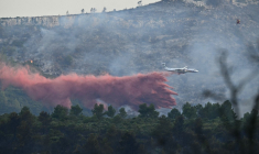 Un Bombardier Dash 8-Q400 de la Sécurité Civile, dispersant du produit retardant près de Fontjoncouse, le 6 août 2025  ( AFP / LIONEL BONAVENTURE )