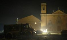 Un camion de pompiers positionné devant le monastère San Juan de la Pena, menacé par le feu en Aragon, dans le nord-est de l'Espagne, le 16 août 2026 ( AFP / Oscar DEL POZO )
