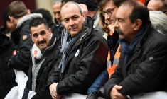 Frédéric Souillot (gauche), Laurent Berger (centre) et Philippe Martinez (droite), à Paris, le 11 février 2023. ( AFP / CHRISTOPHE ARCHAMBAULT )