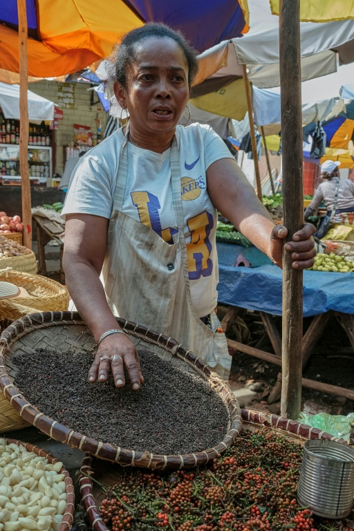 Une vendeuse de poivre au marché d'Analakely, à Madagascar, le 21 septembre 2026 ( AFP / Razafindrakoto Mamy Nirina )