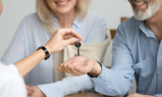 Immobilier : peut-on investir après 50 ans ? - iStock.com / fiskes