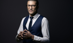 Le maire de Saint-Ouen, Karim Bouamrane, pose le 15 février 2024 dans son bureau à Saint-Ouen ( AFP / JOEL SAGET )
