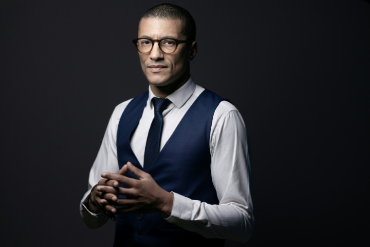 Le maire de Saint-Ouen, Karim Bouamrane, pose le 15 février 2024 dans son bureau à Saint-Ouen ( AFP / JOEL SAGET )