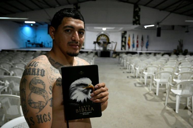 Eliseo Pineda, 29 ans, membre d'une église évangélique, tente de réhabiliter d'anciens membres de gangs comme lui, à Tegucigalpa, le 26 novembre 2025 ( AFP / Orlando SIERRA )