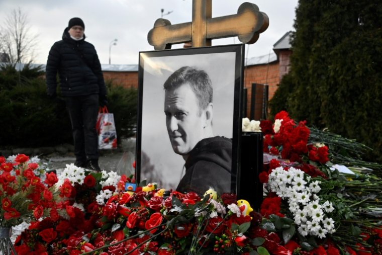 La tombe de l'opposant russe Alexeï Navalny au cimetière de Borisovo à Moscou, le 16 février 2025, marquant le premier anniversaire de sa mort dans une colonie arctique dans des circonstances troubles ( AFP / Alexander NEMENOV )