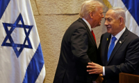 Le président américain Donald Trump (G) serre la main du Premier ministre israélien Benjamin Netanyahu à la Knesset, à Jérusalem, le 13 octobre 2025 ( AFP / Jalaa MAREY )
