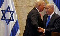 Le président américain Donald Trump (G) serre la main du Premier ministre israélien Benjamin Netanyahu à la Knesset, à Jérusalem, le 13 octobre 2025 ( AFP / Jalaa MAREY )