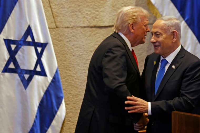 Le président américain Donald Trump (G) serre la main du Premier ministre israélien Benjamin Netanyahu à la Knesset, à Jérusalem, le 13 octobre 2025 ( AFP / Jalaa MAREY )