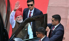 Le Premier ministre indien Narendra Modi (à gauche) quitte les lieux après s'être adressé à la nation depuis les remparts du Fort Rouge, lors des célébrations marquant le jour de l'indépendance du pays à New Delhi, le 15 août 2026 ( AFP / Sajjad HUSSAIN )