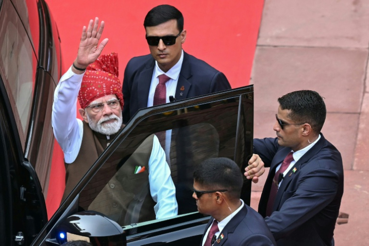 Le Premier ministre indien Narendra Modi (à gauche) quitte les lieux après s'être adressé à la nation depuis les remparts du Fort Rouge, lors des célébrations marquant le jour de l'indépendance du pays à New Delhi, le 15 août 2026 ( AFP / Sajjad HUSSAIN )
